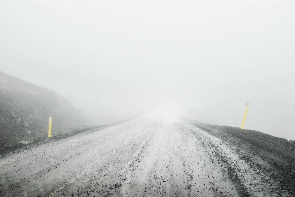 photographie de route et brouillard